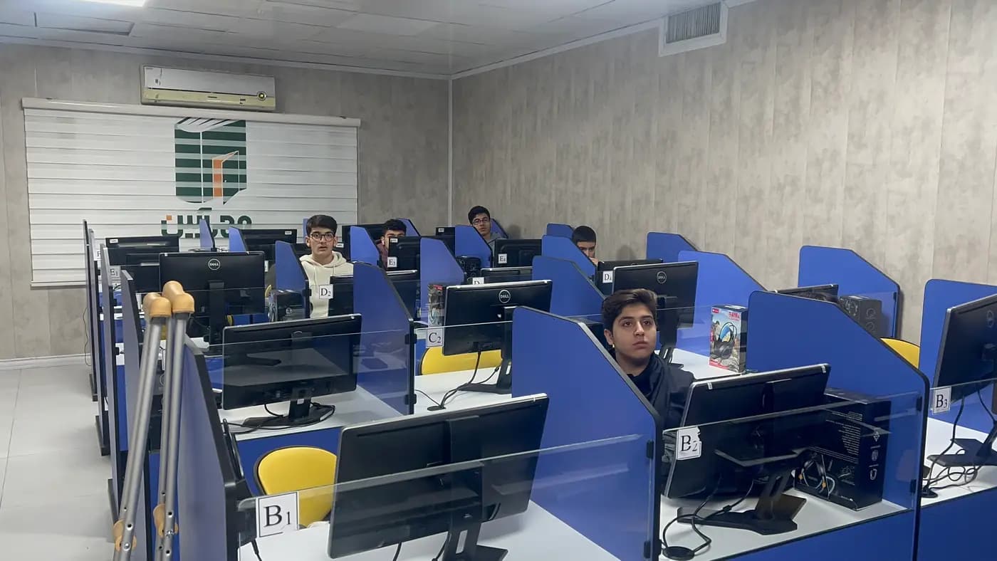 نوجوانان در کارگاه رایانه مدرسه کسبوکار