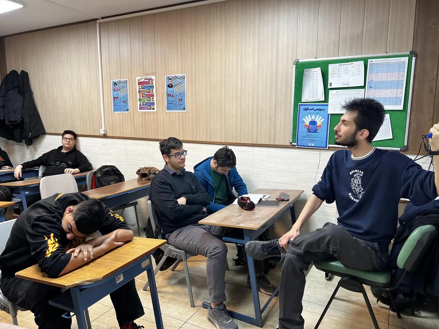 گفتوگوی مربی و نوجوانان در کلاس