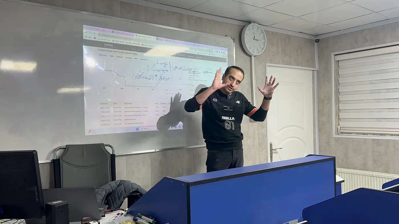توضیح مربی در کلاس اقتصاد و بازار